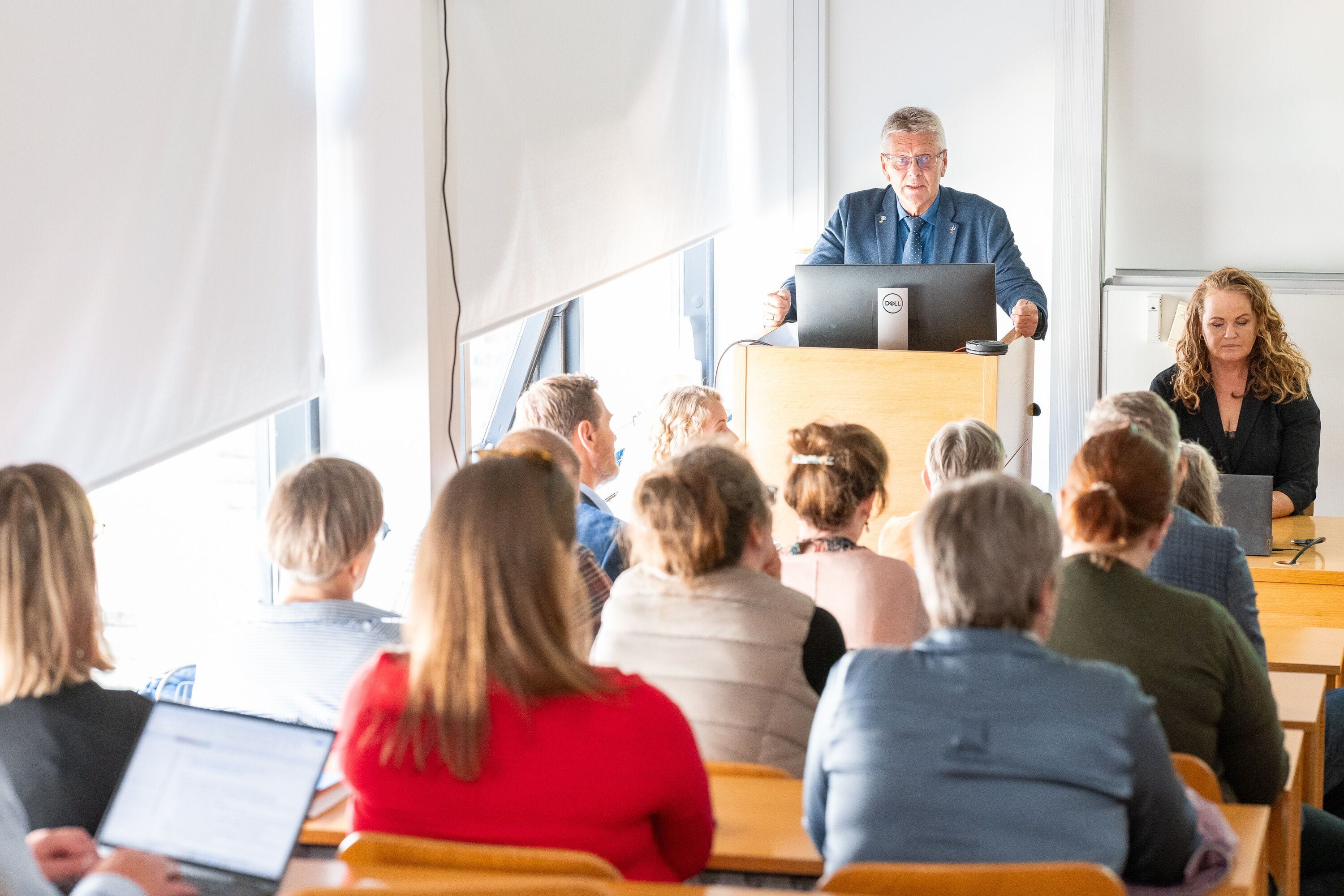 Ákall til menntamálaráðherra um umbætur í íslenskum námsgögnum