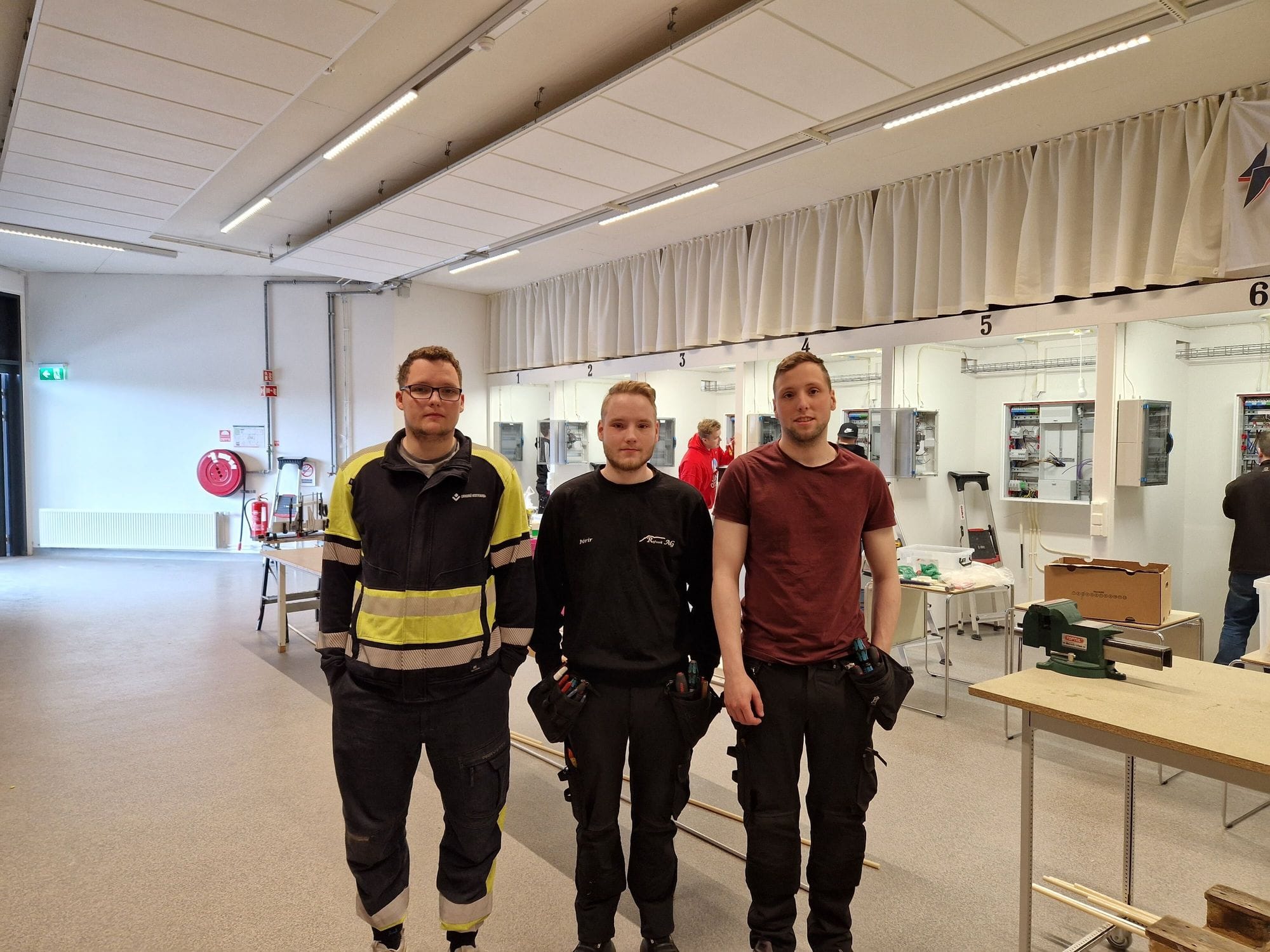 Þríburabræður ljúka verklegum hluta sveinsprófs í rafvirkjun